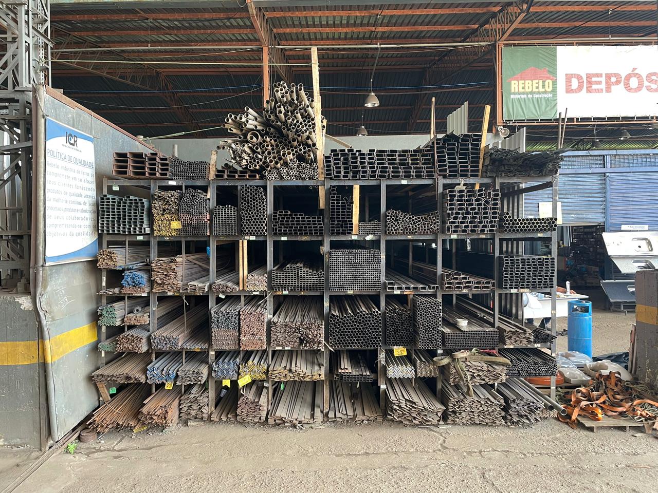 Estoque geral de perfis, cantoneiras, barras e metalon para serralheria na ICR Aço, Manaus